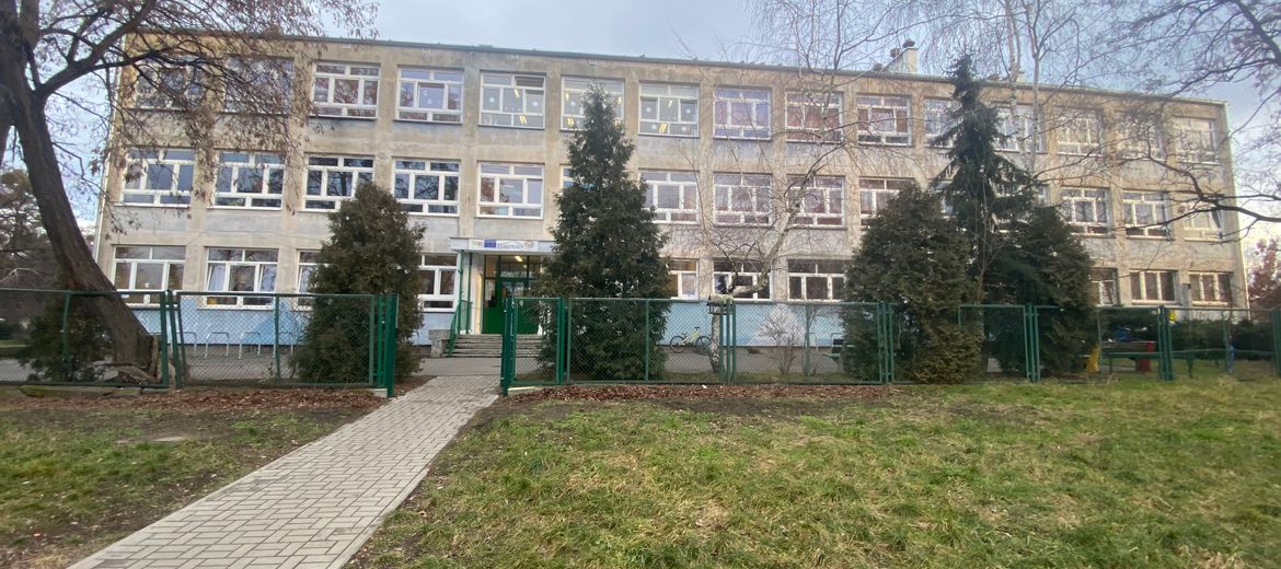 Wrocław: Przepełniona szkoła na