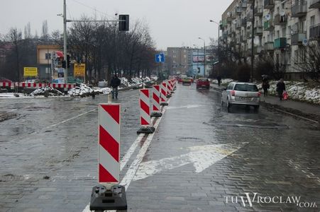 [Wrocław] Komunikacyjny chaos na placu Orląt Lwowskich. Jazda ''na pamięć'' i stłuczki