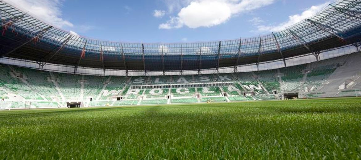 Cyrk na budowie stadionu.