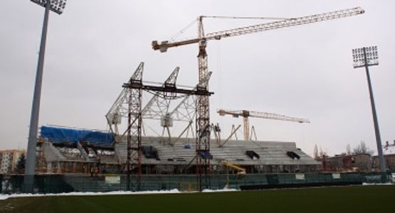 [śląskie] Bielsko-Biała: powstaje konstrukcja dachu na trybunie północnej Stadionu Miejskiego