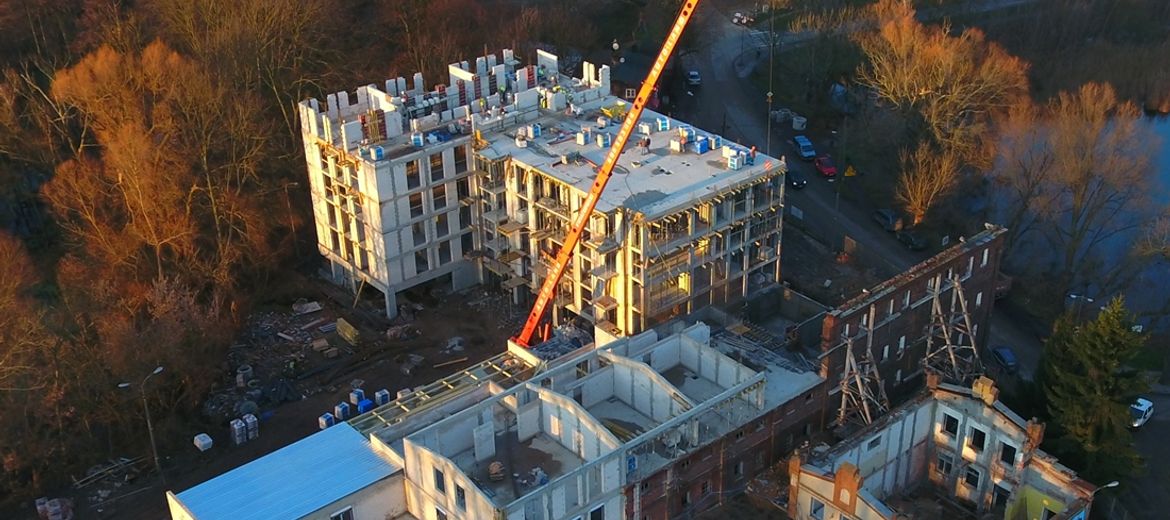Rozpoczęto montaż pokrycia dachowego
