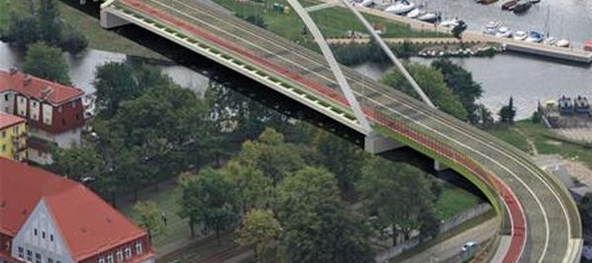 Kołobrzeg: Skanska montuje estakadę