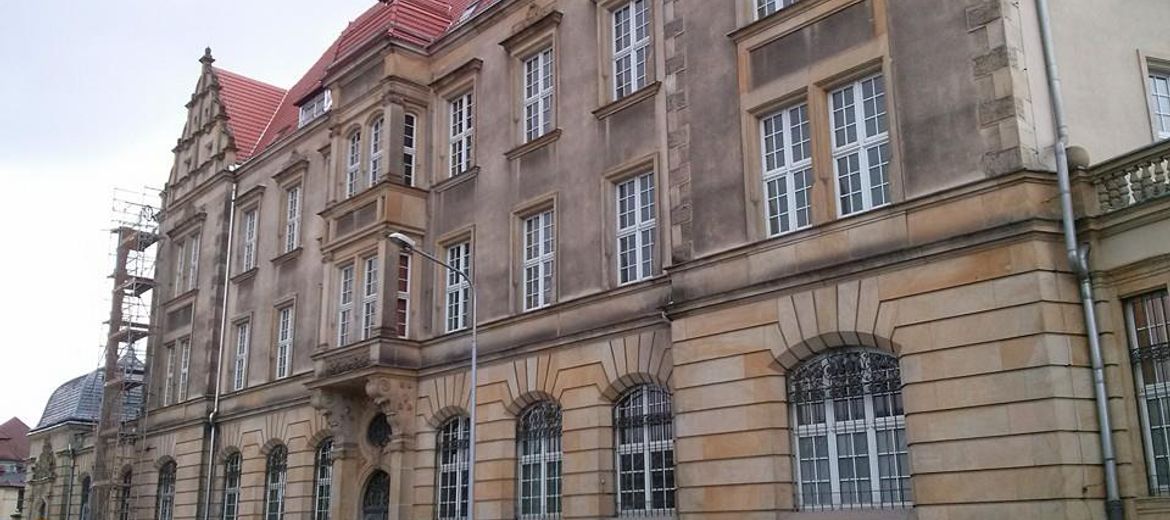 Modernistyczny budynek poczty w