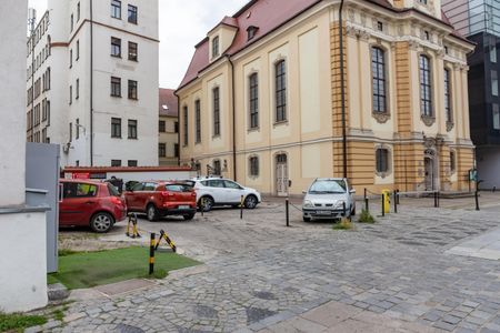 Wrocław: W sąsiedztwie Pałacu Królewskiego przybędzie mieszkań? Miasto planuje sprzedać grunt w centrum
