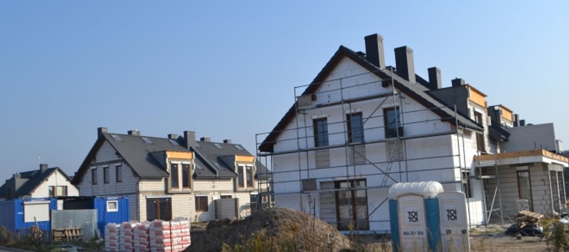 Kompaktowe bliźniaki rosną tuż