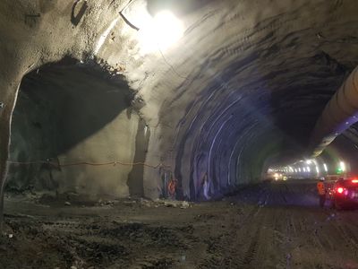 Pierwsze przejście ewakuacyjne w tunelu w ciągu budowanej trasy S3 w Starych Bogaczowicach jest już drożne [ZDJĘCIA]