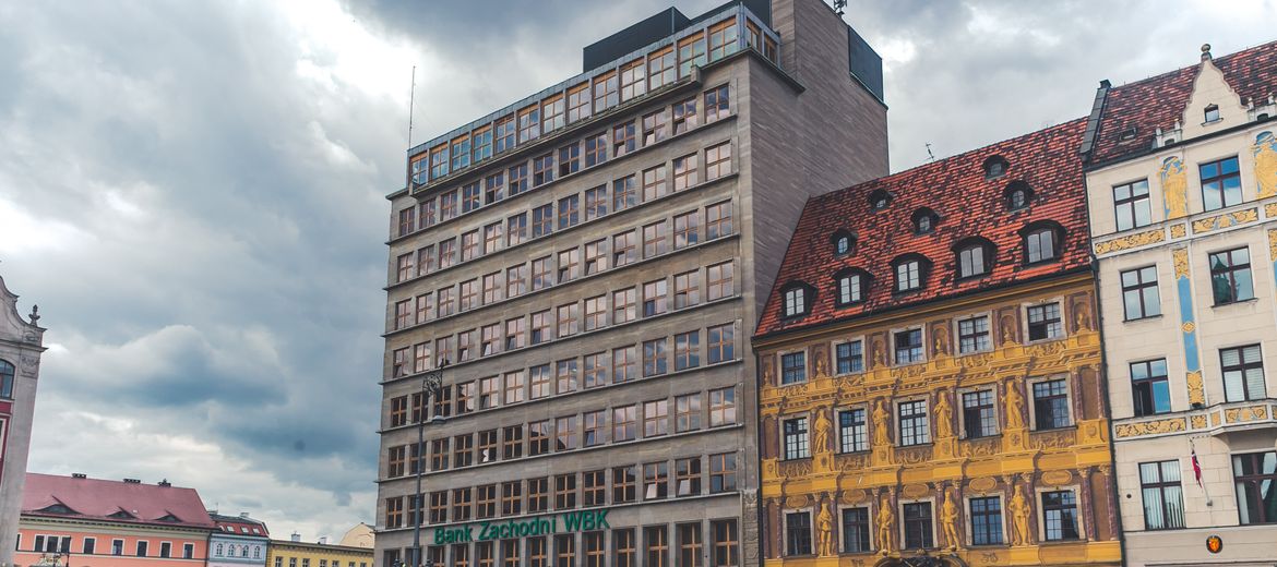 Modernistyczny biurowiec w Rynku