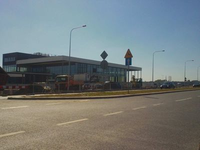 [Wrocław] Budowa nowego salonu Mercedesa na finiszu. Będzie największy w Europie Centralnej
