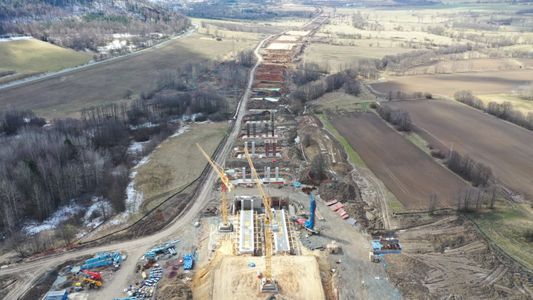 Prace na budowie drogi ekspresowej S3 pomiędzy Kamienną Górą a Lubawką nabierają rozpędu [ZDJĘCIA]