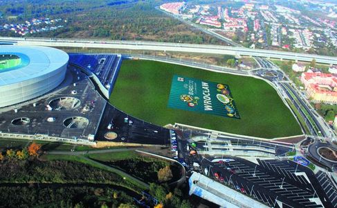 [Wrocław] Dziurę przy stadionie przykryje gigantyczny baner z reklamą... [WIZUALIZACJE]