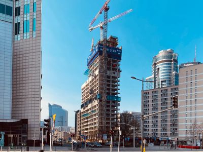 W Warszawie trwa budowa 155-metrowego biurowca w kompleksie Skysawa [FILM]