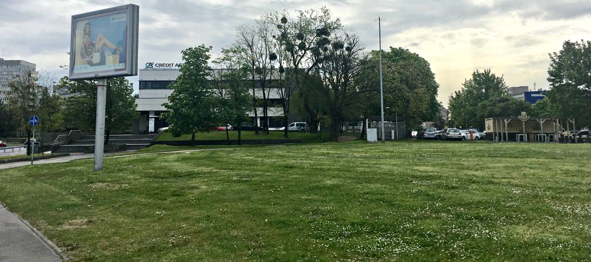 Kompleks biurowo-hotelowy stanie obok