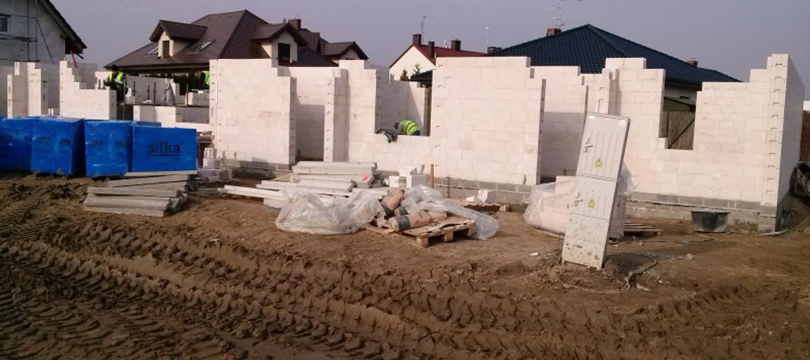 W Zalasewie mury idą