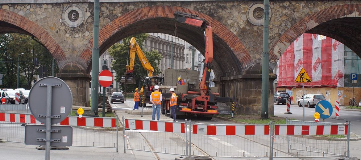 Kolejarze budują tory, a