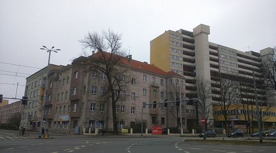[Wrocław] Wyburzą kamienicę vis-a-vis Sky Tower. Stanie tam biurowiec