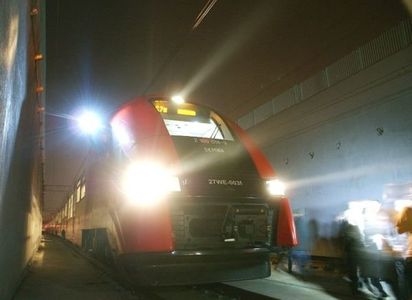 [Warszawa] Pierwszy pociąg dotarł na Lotnisko Chopina