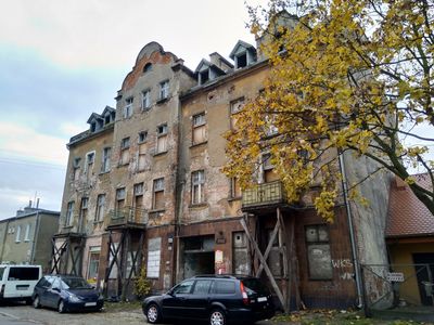 Wrocław: Zabytkowa, niszczejąca kamienica na Karłowicach trafi w prywatne ręce