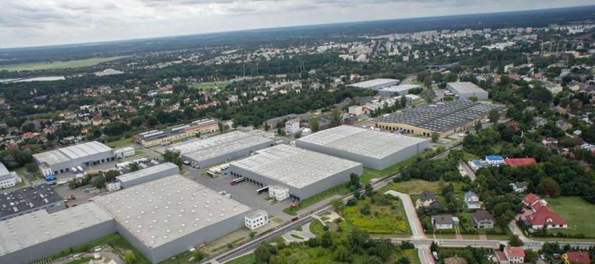 Kolejna firma przedłuża najem