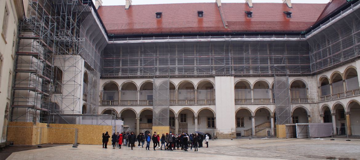 Kraków: Ruszył remont dziedzińca