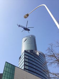 [Wrocław] Śmigłowiec zawisł nad Sky Tower - pomógł w montażu ostatnich elementów na dachu [VIDEO]