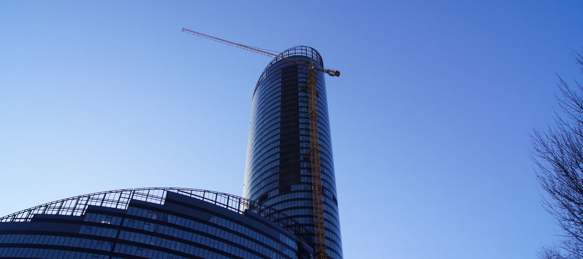Śmigłowiec nad Sky Tower
