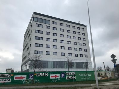 Przy lotnisku we Wrocławiu otwarto nowy hotel [ZDJĘCIA + WIZUALIZACJE]