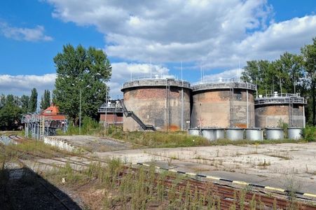 [Wrocław] Wojsko szuka kupca na bazę paliwową z bocznicą kolejową i basenem portowym