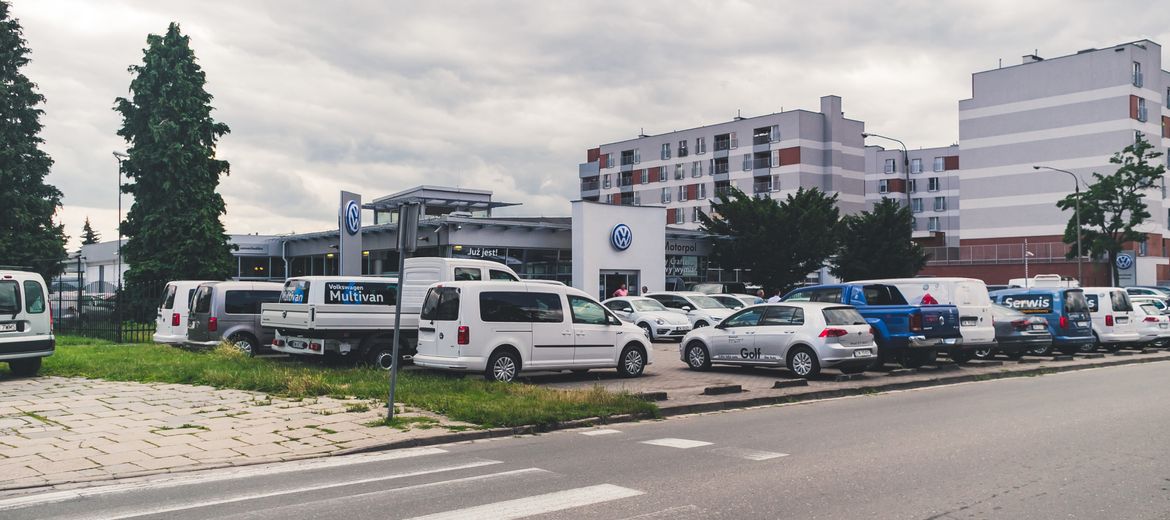 Salon samochodowy przy Pięknej