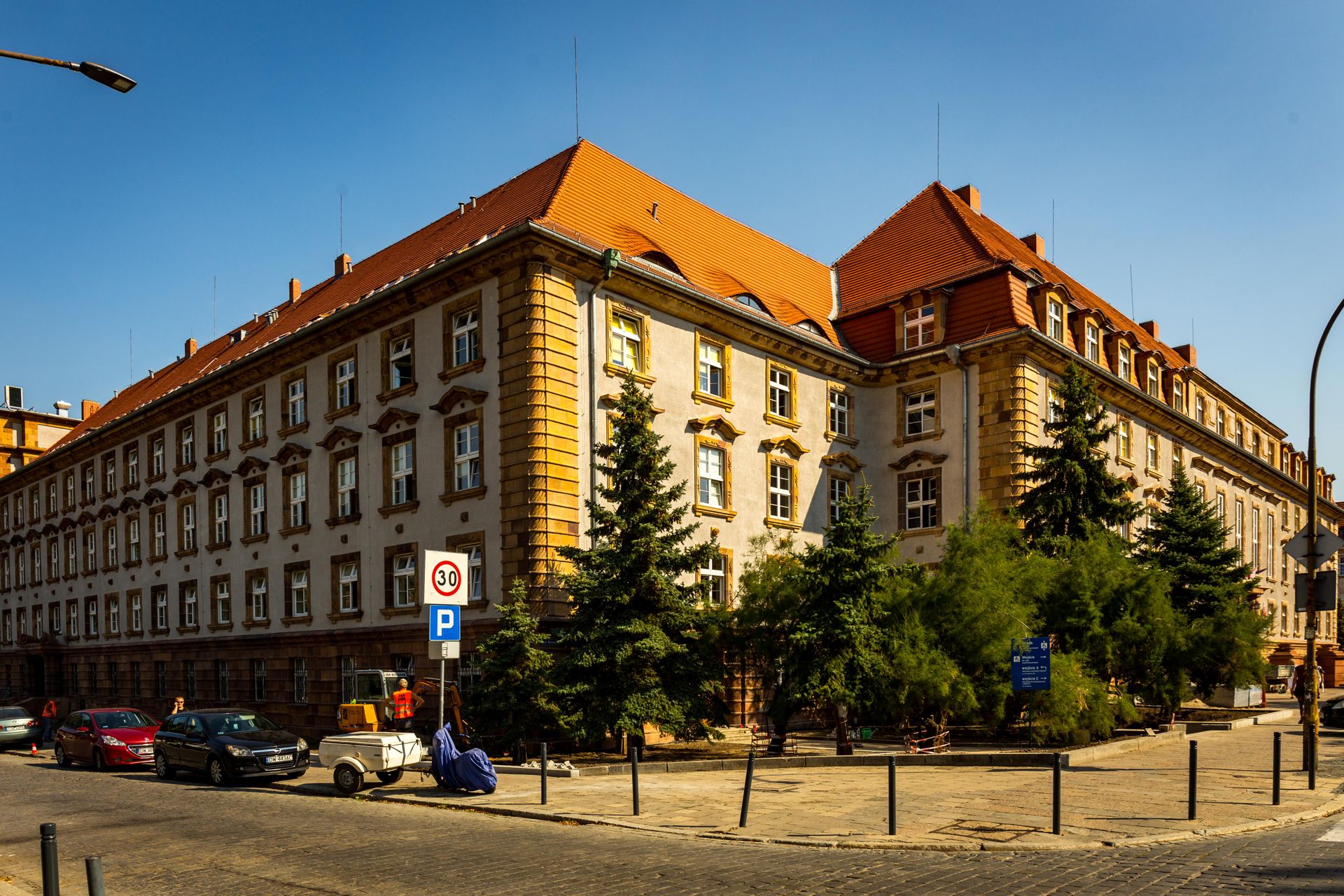 Wrocław Zmiany przy zabytkowym budynku ZUS na Powstańców