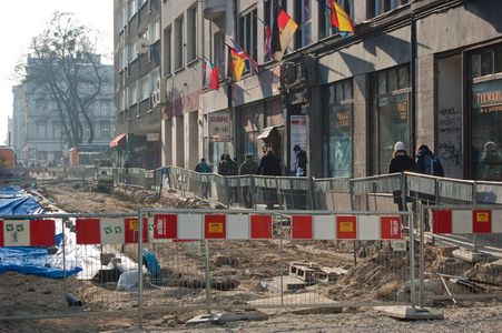 [Wrocław] Przebudowa Kuźniczej: robotnicy czekają na ocieplenie by zamknąć Nożowniczą