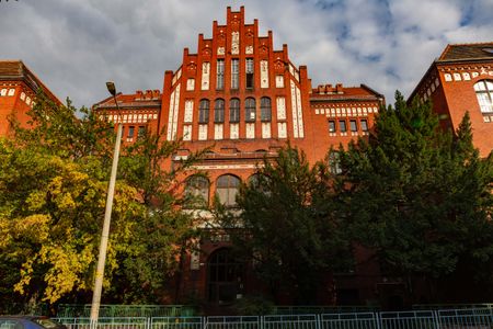 Wrocław: Zabytkowa szkoła muzyczna na Nadodrzu trafi w dzierżawę. Stoi pusta