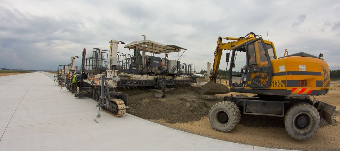 Trwa betonowanie nowej drogi