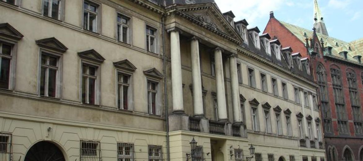 Pałac przy Szajnochy coraz