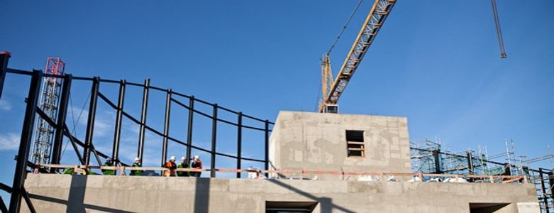 [Wrocław] Dźwig-kolos nie chce oderwać się od Sky Tower